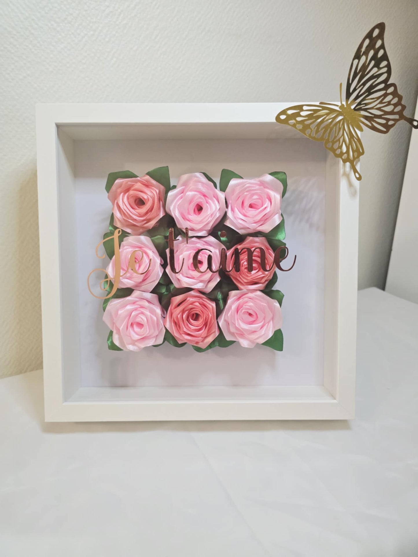 Cadre décoratif personnalisé avec roses en satin – Prénom, couleurs et options au choix