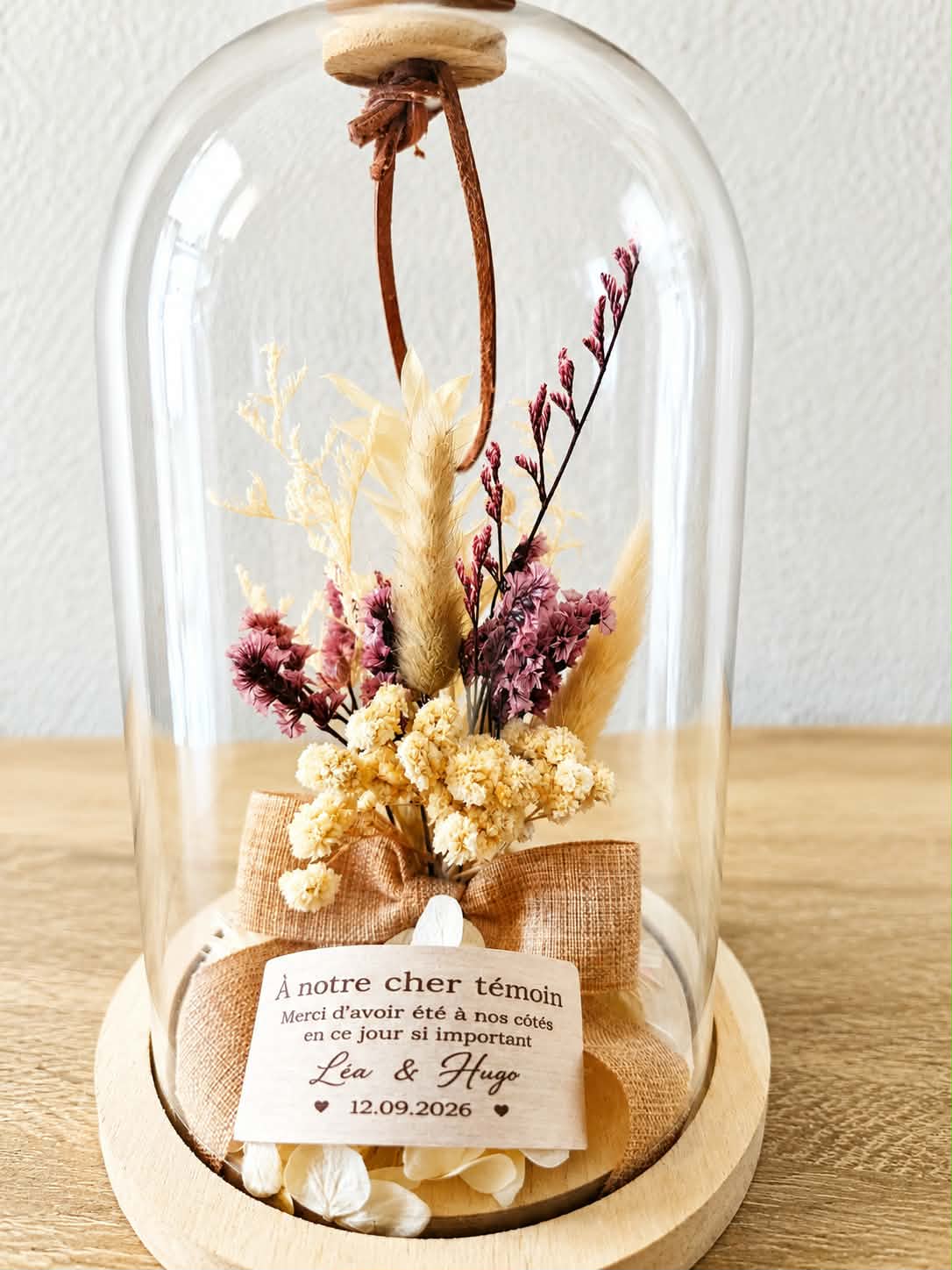 Cloche de fleurs séchées personnalisée avec carte en bois gravé pour témoin de mariage