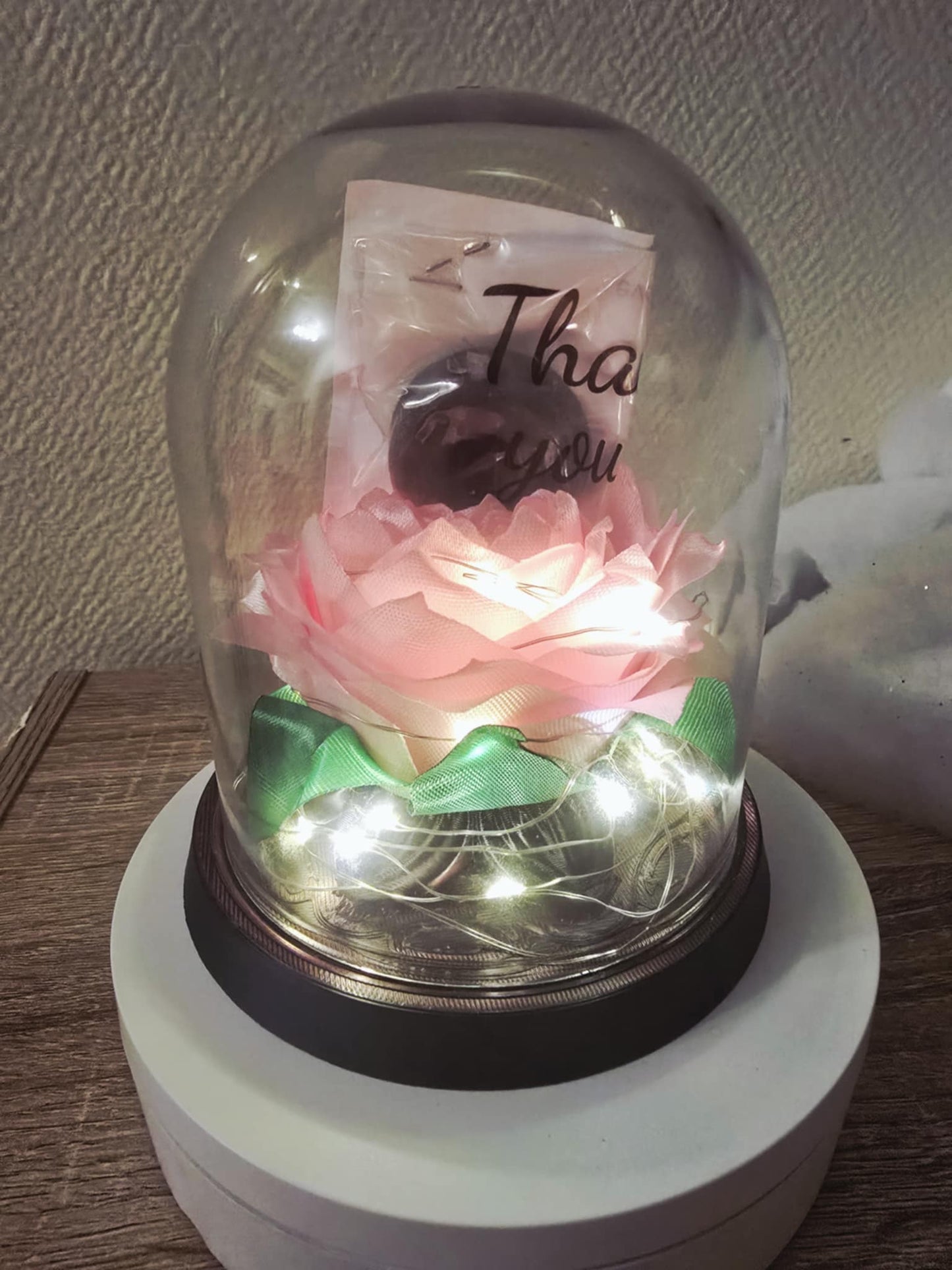 Cloche lumineuse fleur de lotus en satin avec fondant parfumé