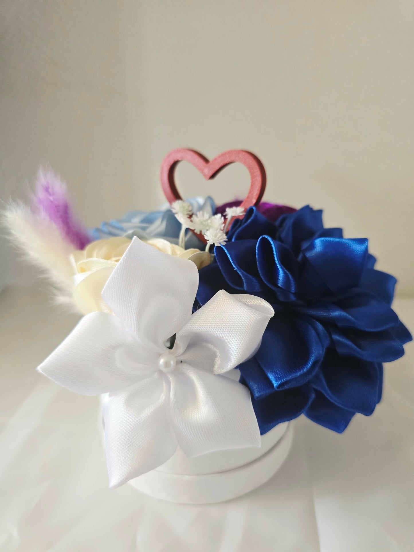 Boîte fleurie en satin personnalisée – Composition florale surprise avec décoration 3D (3 tailles)