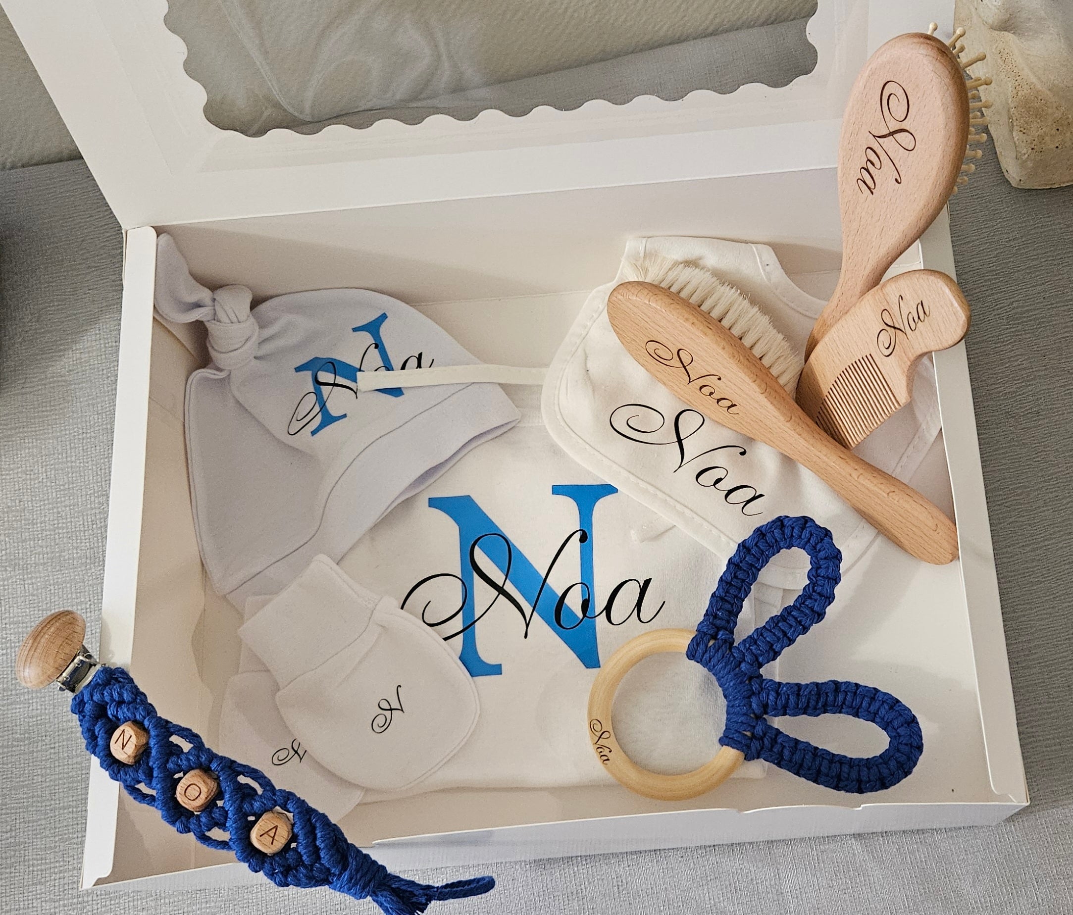 Kit naissance personnalisé à composer – Body, brosses, bavoir et accessoires bébé
