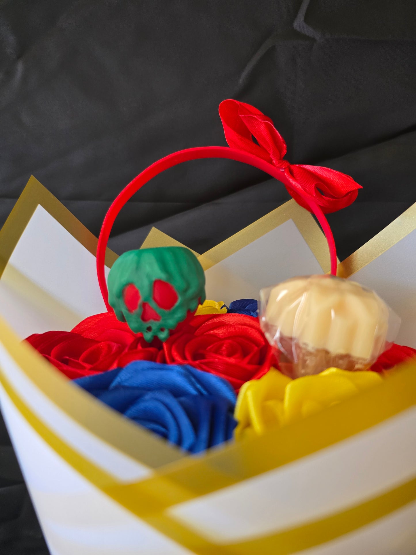 Bouquet princesse en satin – roses artificielles & fondant parfumé artisanal