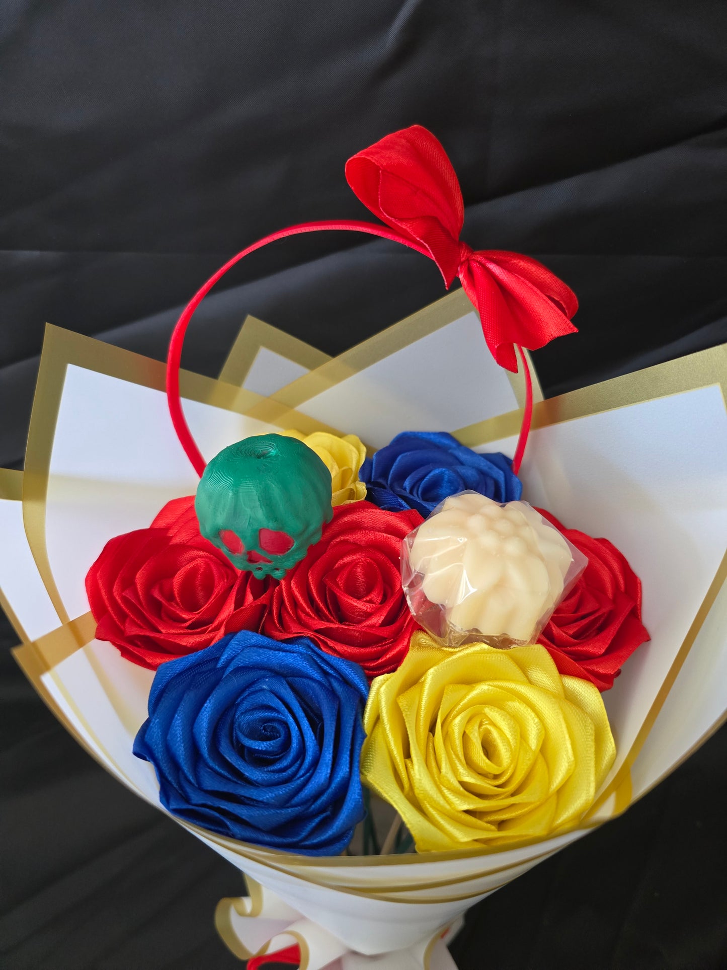 Bouquet princesse en satin – roses artificielles & fondant parfumé artisanal