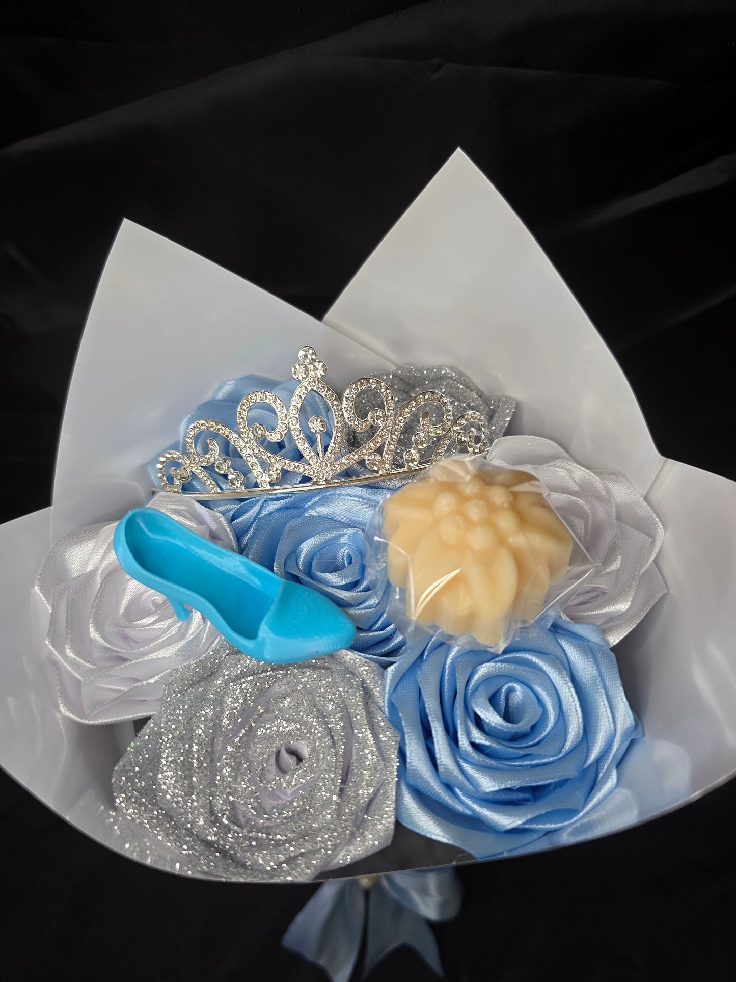 Bouquet princesse en satin – roses artificielles & fondant parfumé artisanal
