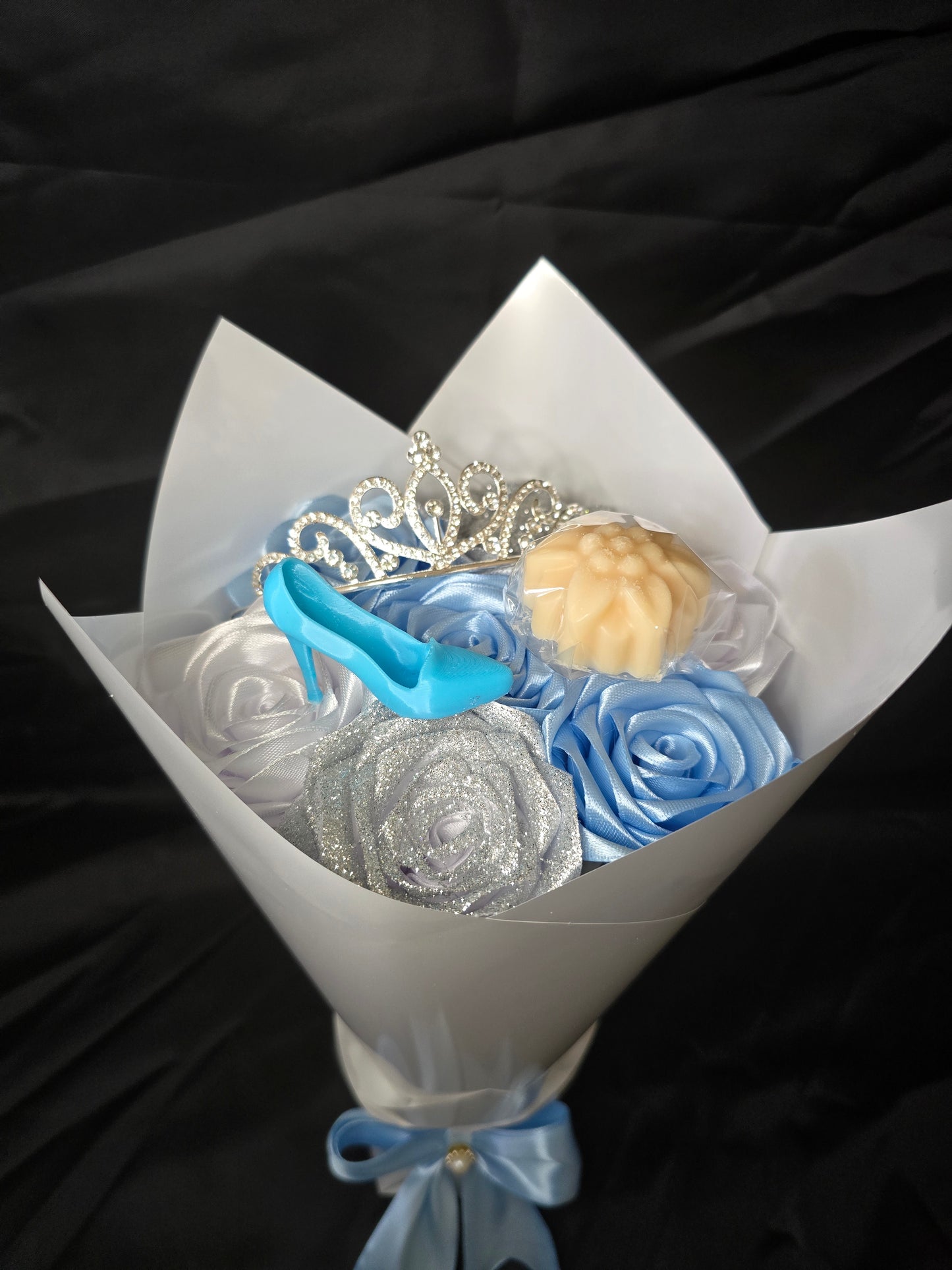 Bouquet princesse en satin – roses artificielles & fondant parfumé artisanal
