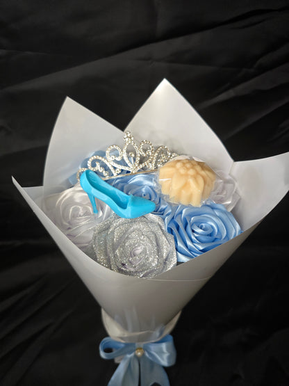 Bouquet princesse en satin – roses artificielles & fondant parfumé artisanal