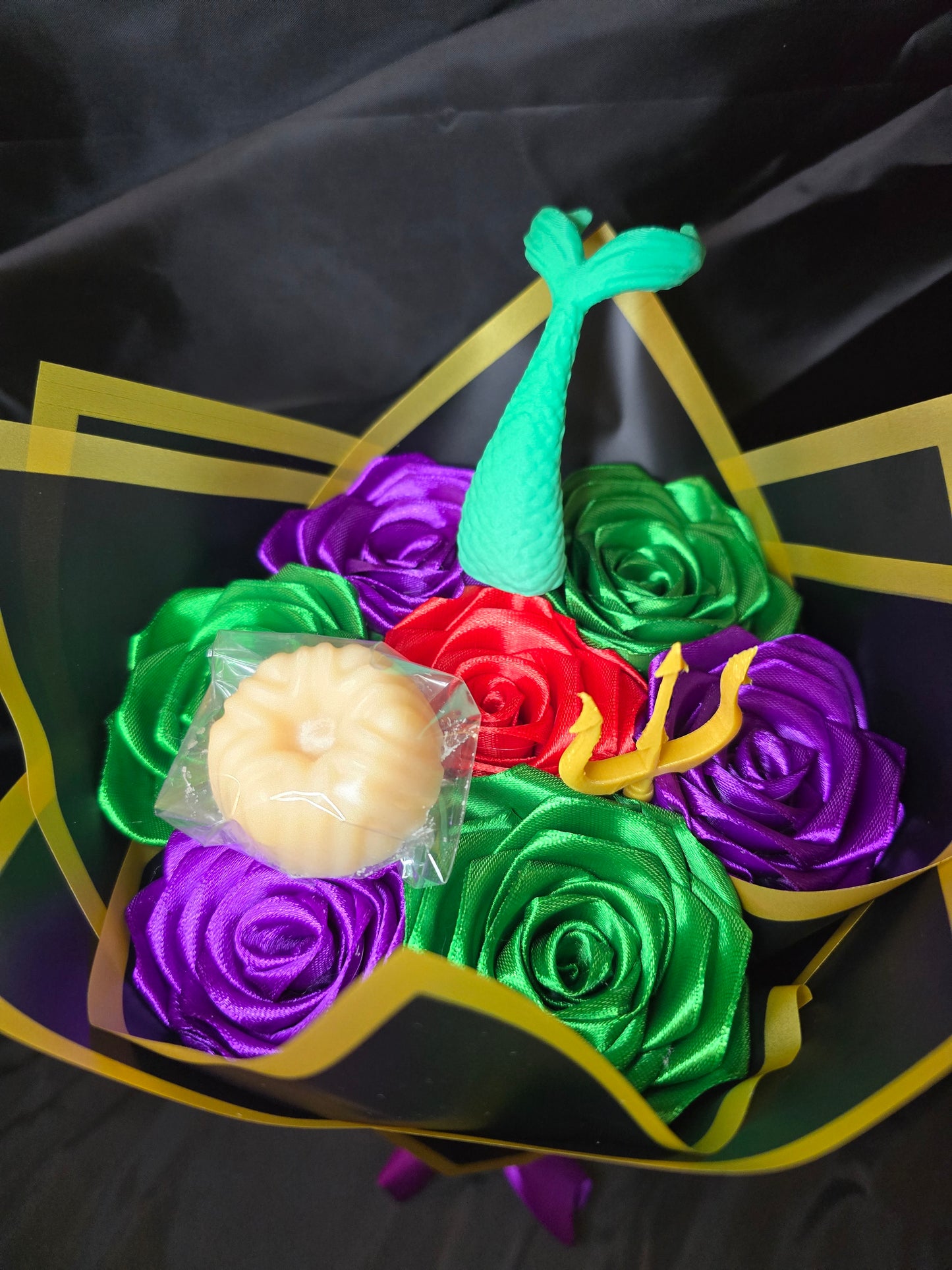 Bouquet princesse en satin – roses artificielles & fondant parfumé artisanal