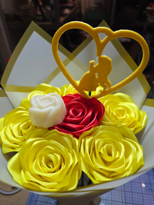 Bouquet princesse en satin – roses artificielles & fondant parfumé artisanal