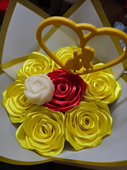 Bouquet princesse en satin – roses artificielles & fondant parfumé artisanal