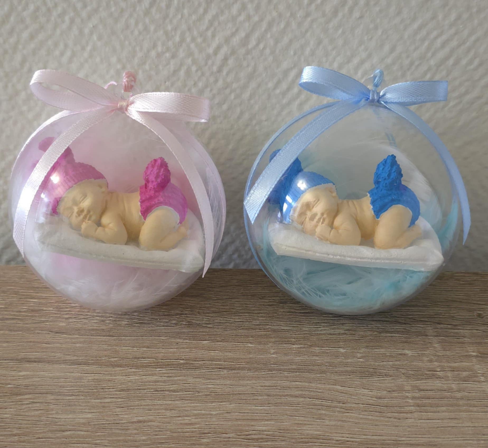 Boule de Noël personnalisée bébé en plâtre – Fille ou Garçon – 8 cm