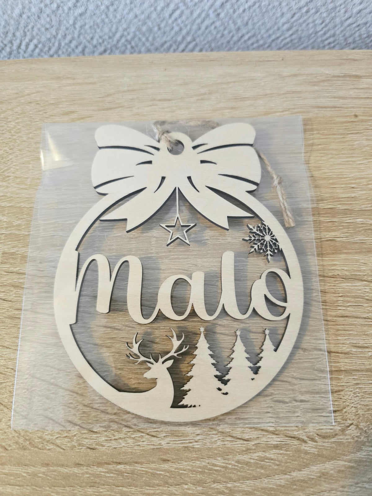 Boule de Noël personnalisée en bois avec prénom