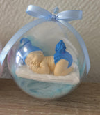 Boule de Noël personnalisée bébé en plâtre – Fille ou Garçon – 8 cm