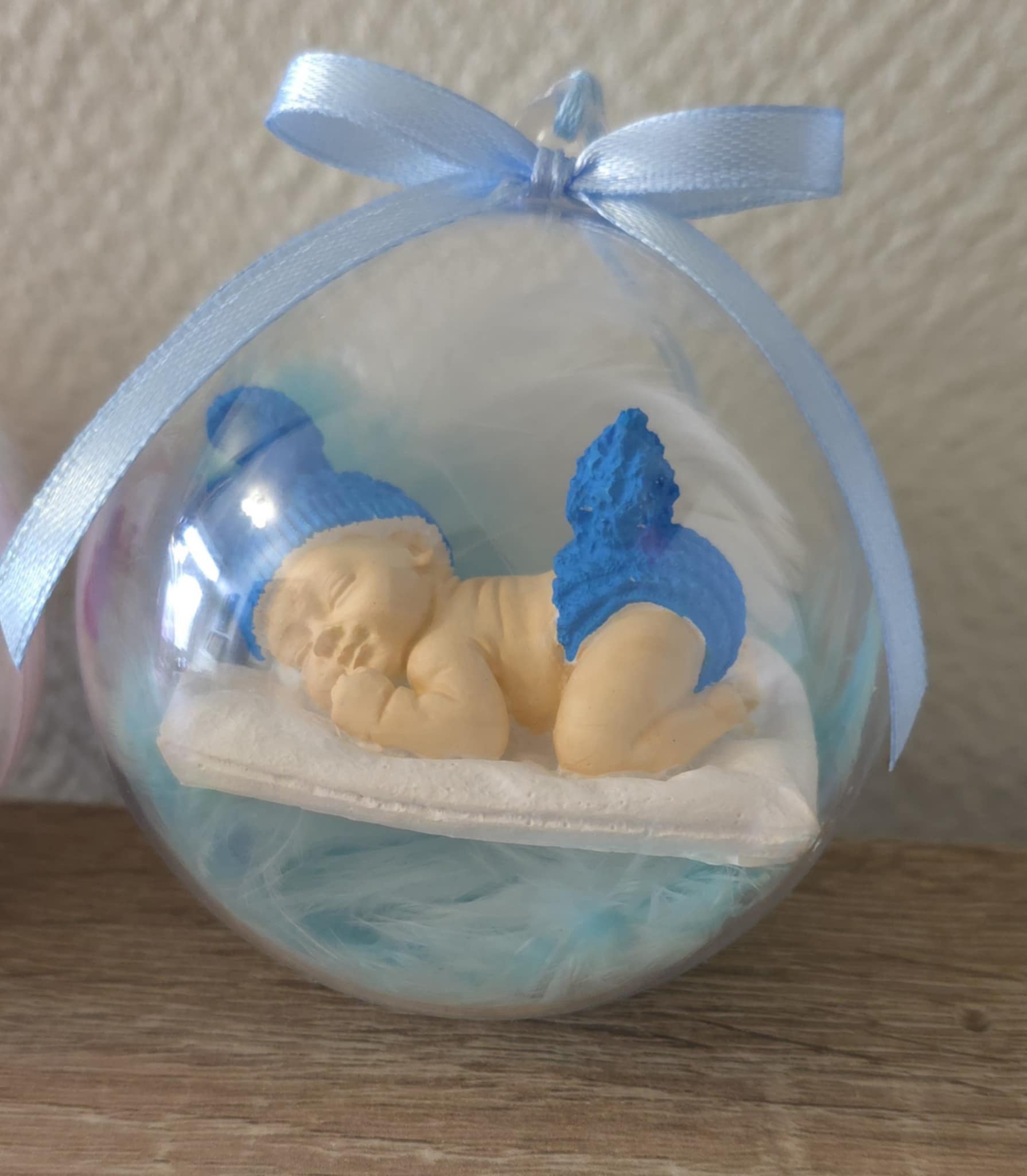 Boule de Noël personnalisée bébé en plâtre – Fille ou Garçon – 8 cm