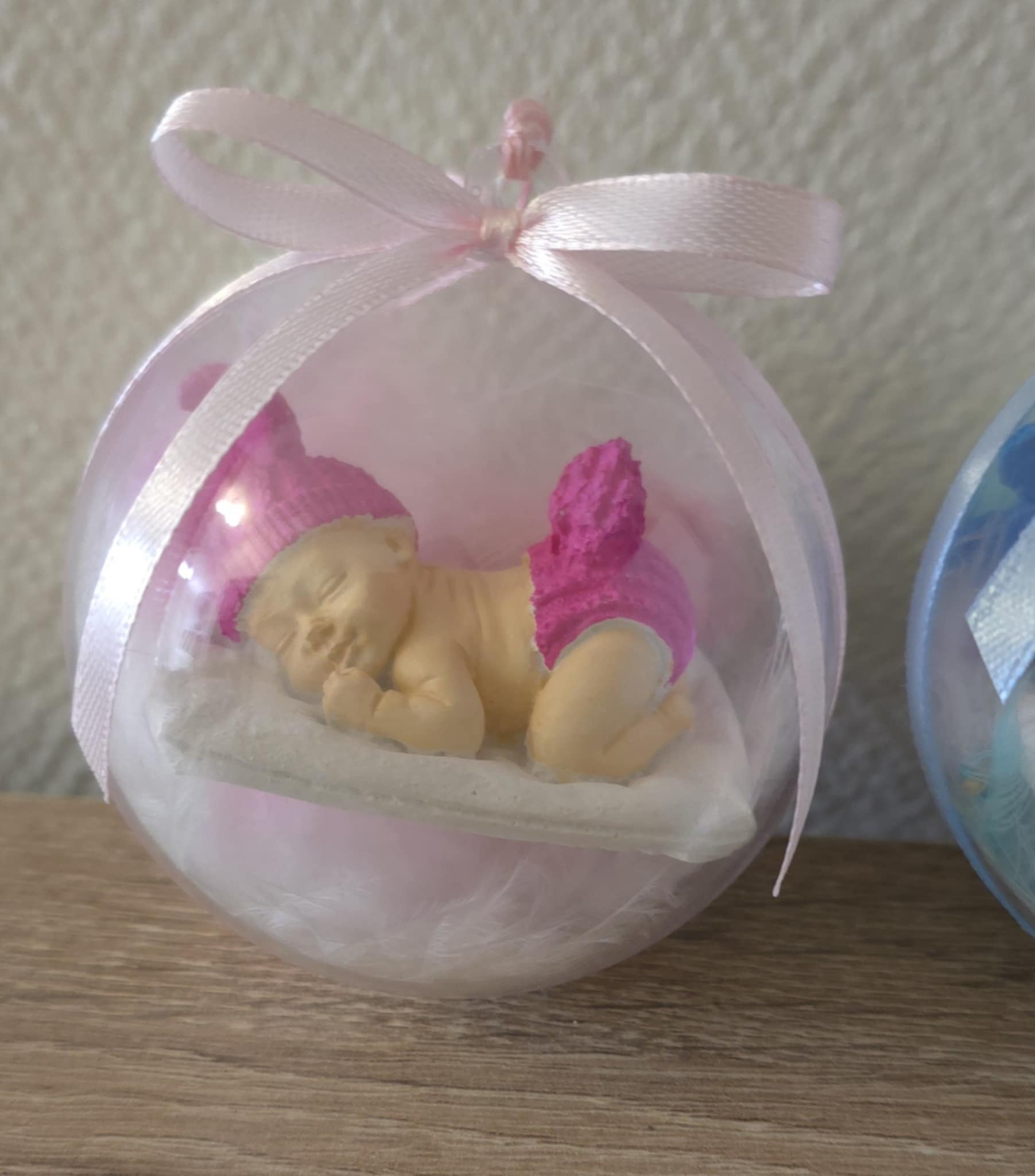 Boule de Noël personnalisée bébé en plâtre – Fille ou Garçon – 8 cm