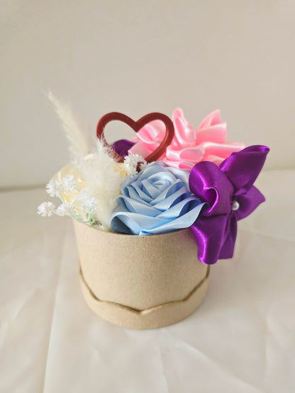 Boîte fleurie en satin personnalisée – Composition florale surprise avec décoration 3D (3 tailles)