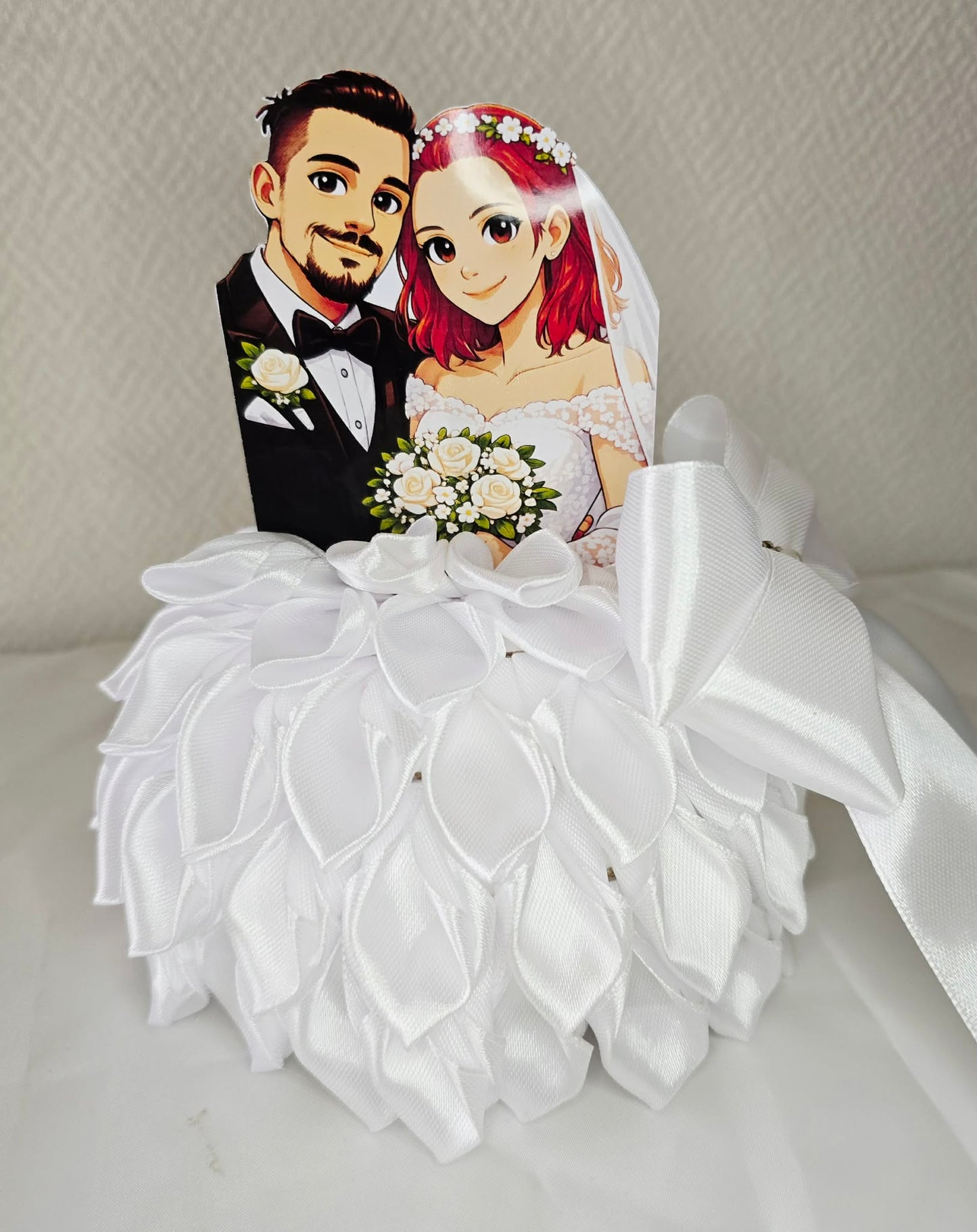 Figurine mariage personnalisée style cartoon – Décoration mariage unique avec fleurs satin faites main