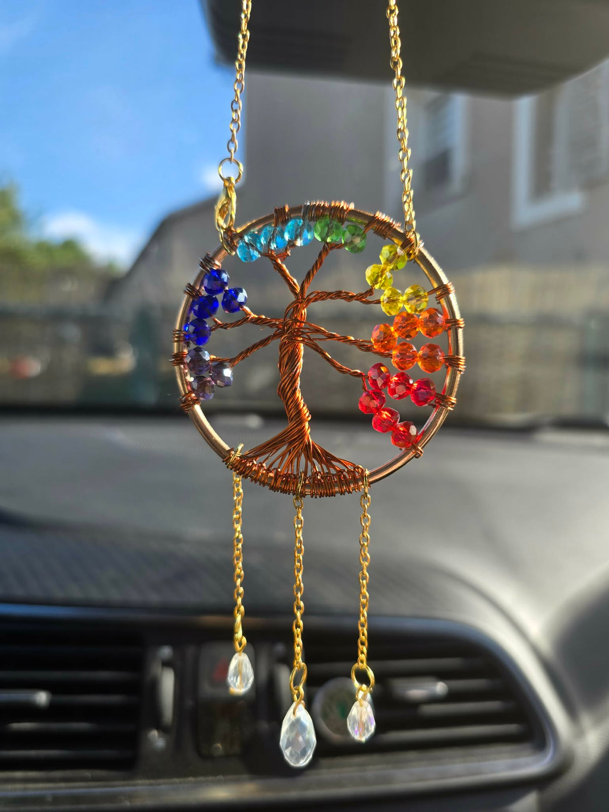 Détail du bijou de voiture arbre de vie avec perles colorées