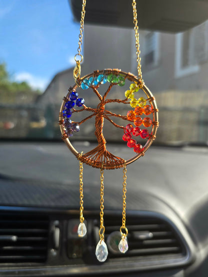 Détail du bijou de voiture arbre de vie avec perles colorées