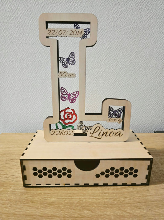 Boîte souvenir de naissance en bois avec lettre personnalisée et tiroir fermé