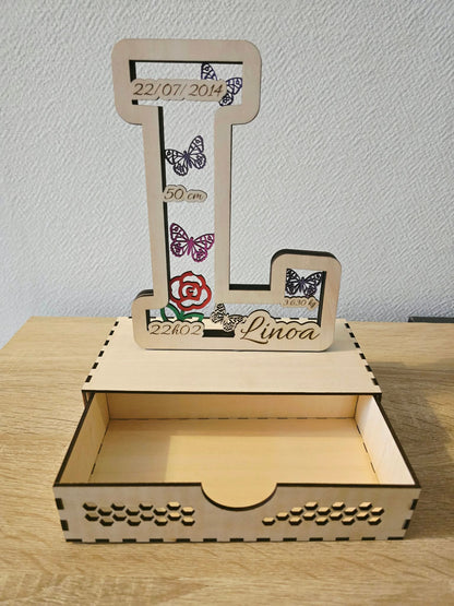 Boîte souvenir de naissance en bois personnalisée avec tiroir ouvert