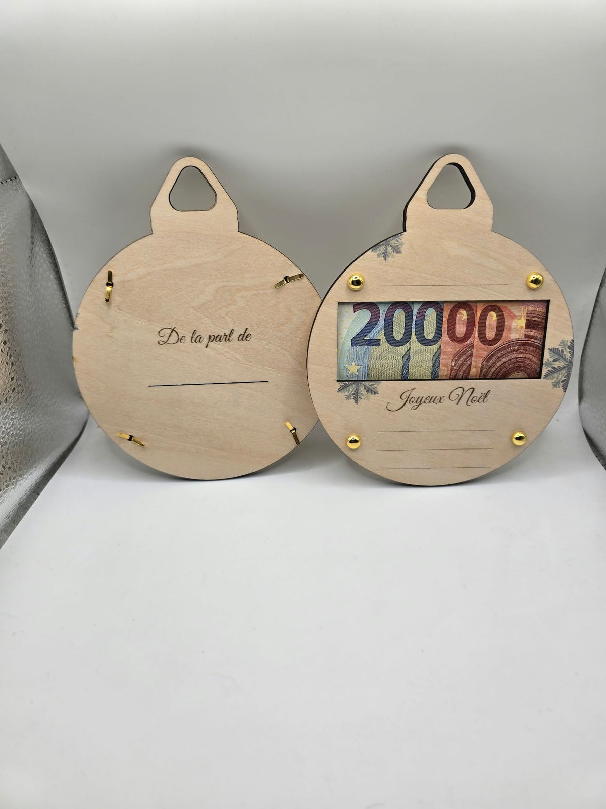 Boule de Noël porte-billets en bois de 13 cm, vues avant et arrière ; billets de mise en scène non inclus