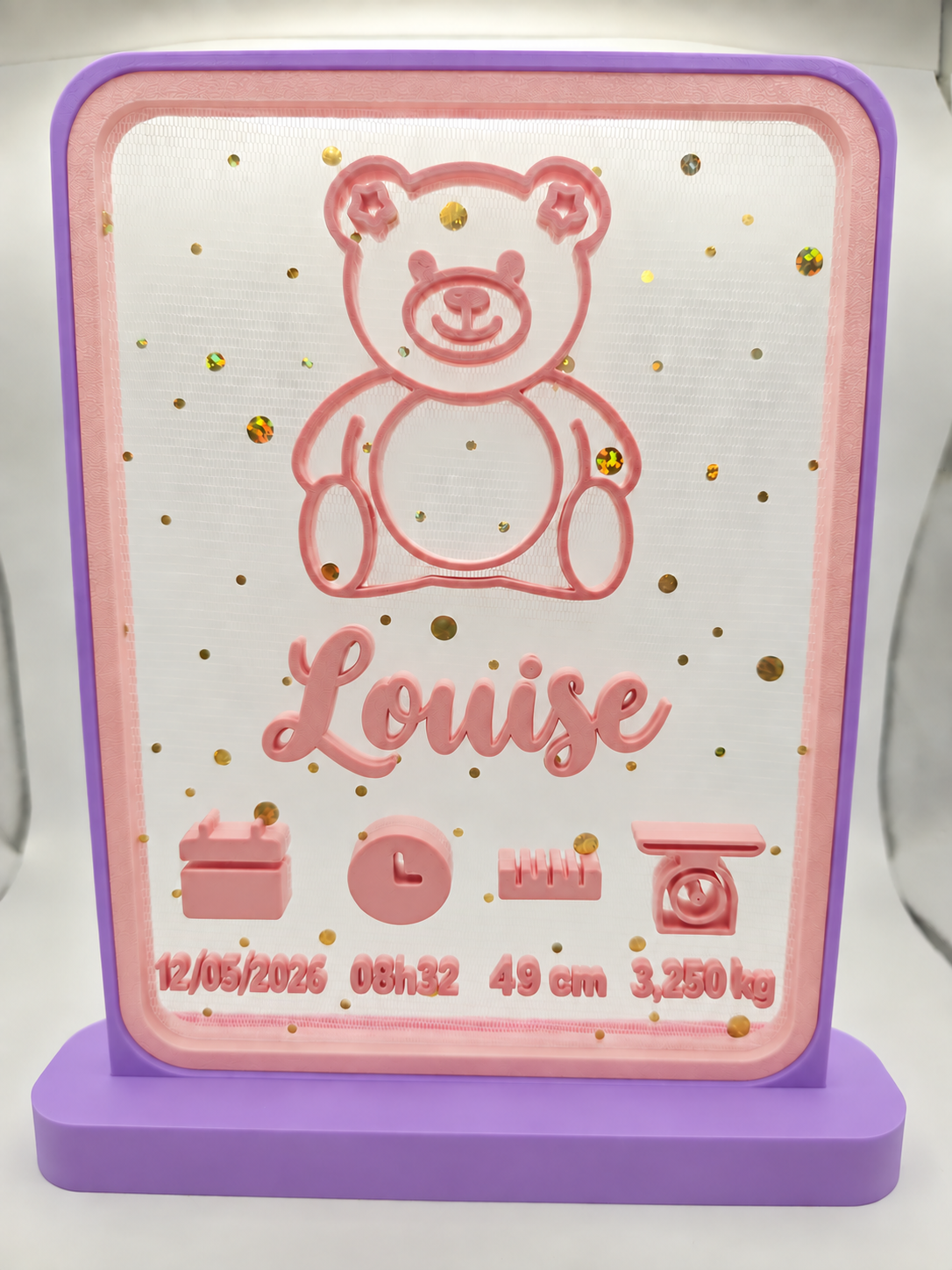 Cadre de naissance personnalisé fille avec ourson rose poudré et socle violet – exemple Louise