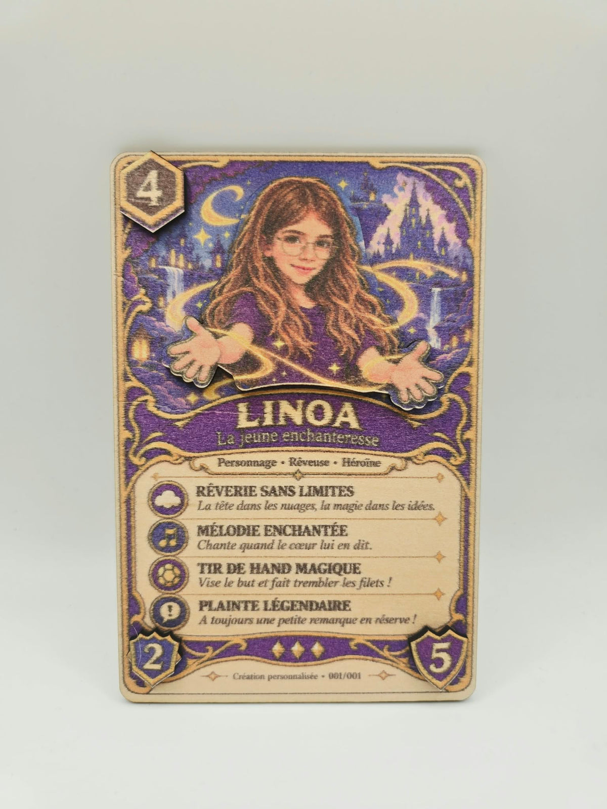 Carte en bois personnalisée thème Lorcana pour adulte ou enfant, portrait en relief et décor violet et doré, 10 × 15 cm