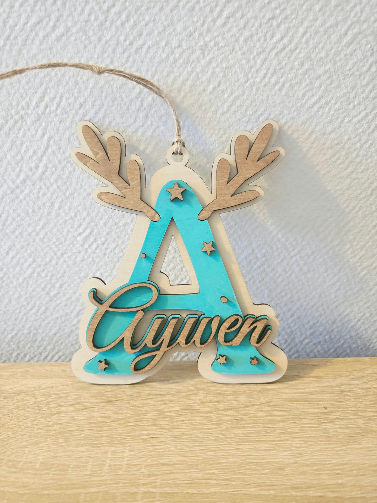 Décoration de Noël en bois avec initiale, prénom personnalisé et bois de renne – 15 cm