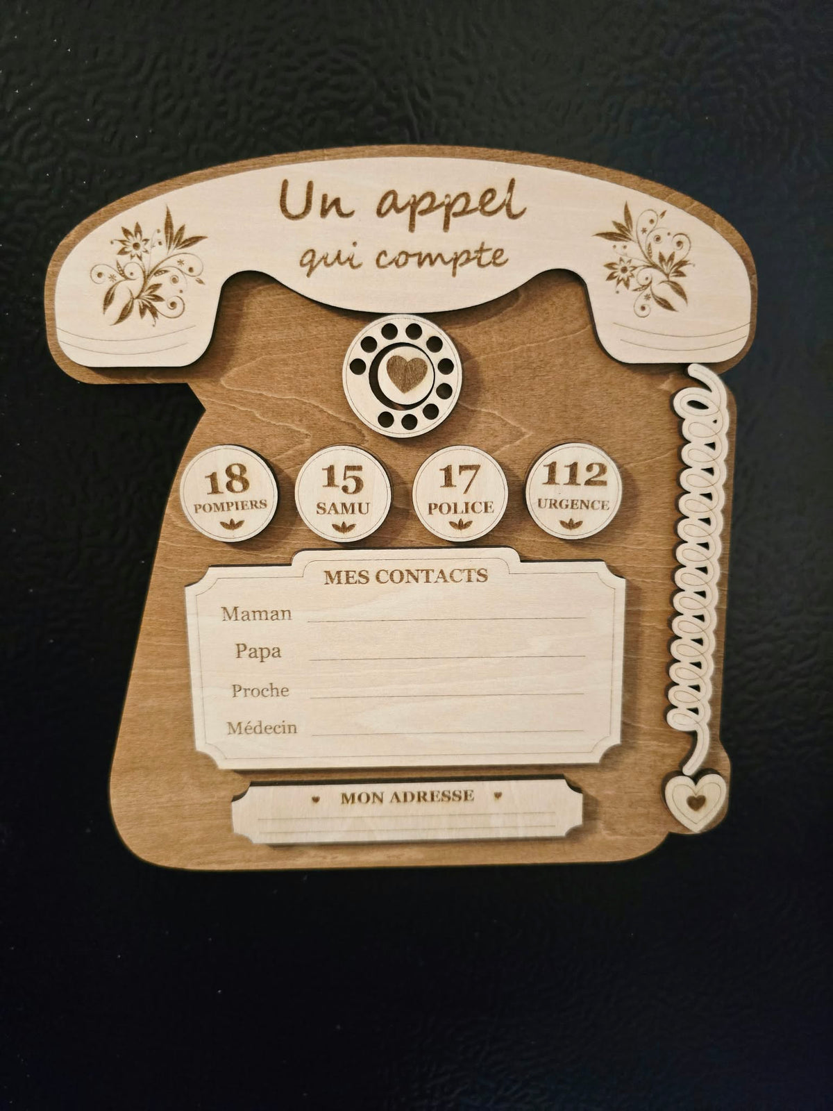 Magnet de frigo en bois 18 × 18 cm « Un appel qui compte », téléphone rétro avec numéros d’urgence et contacts