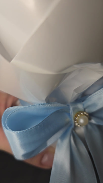 Bouquet princesse en satin – roses artificielles & fondant parfumé artisanal