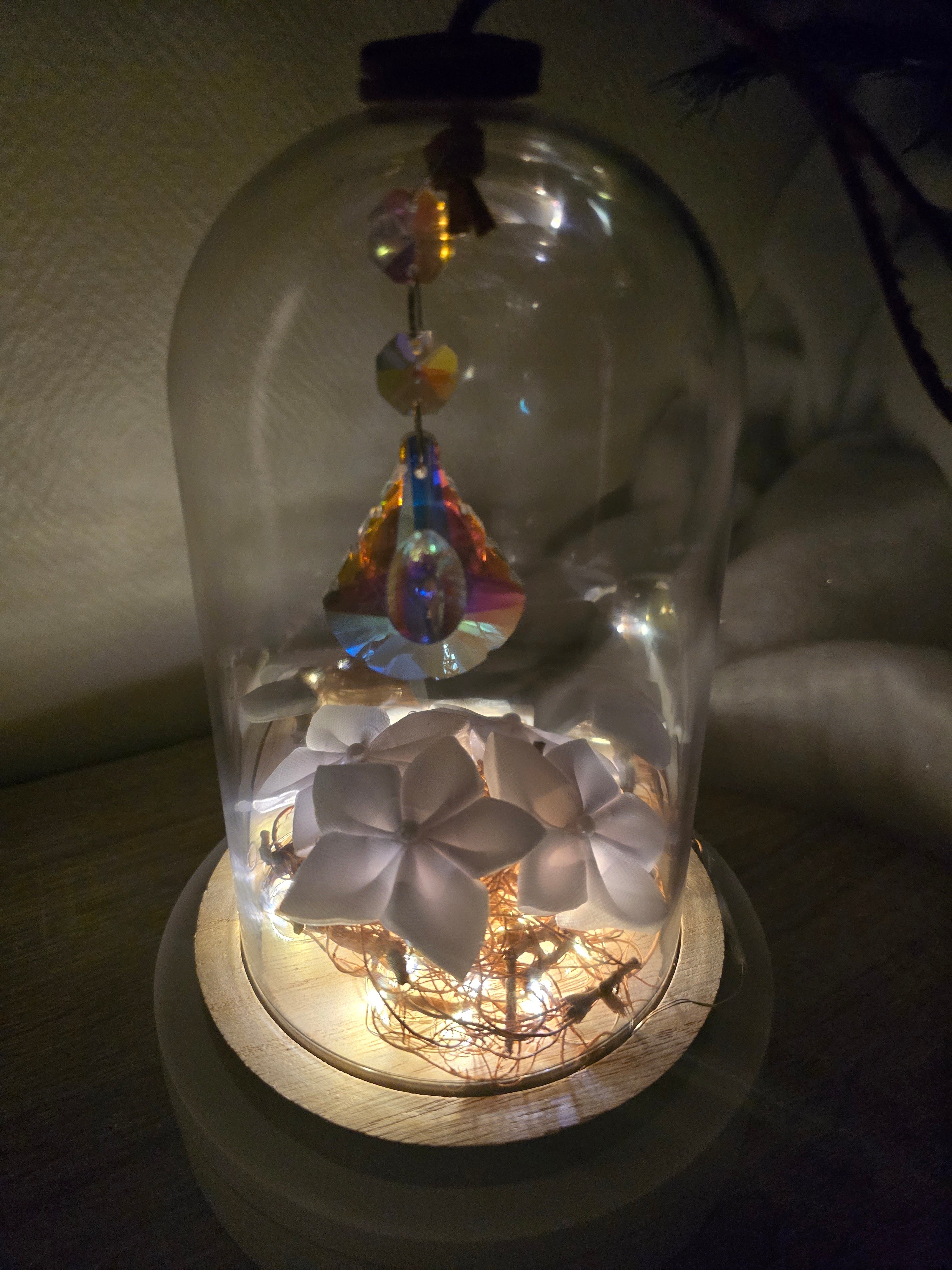 Cloche décorative lumineuse – Fleurs & cristal suspendu