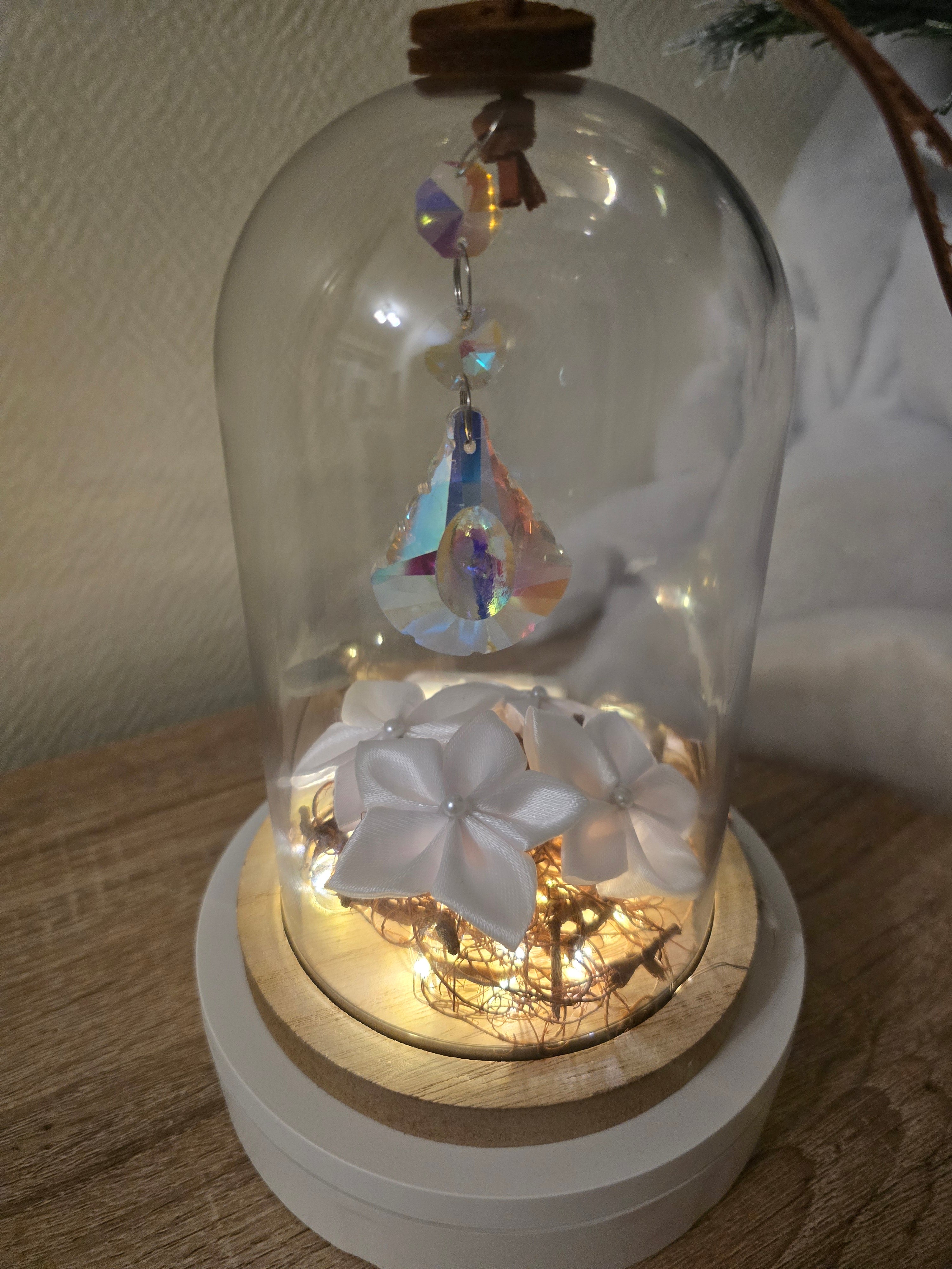 Cloche décorative lumineuse – Fleurs & cristal suspendu