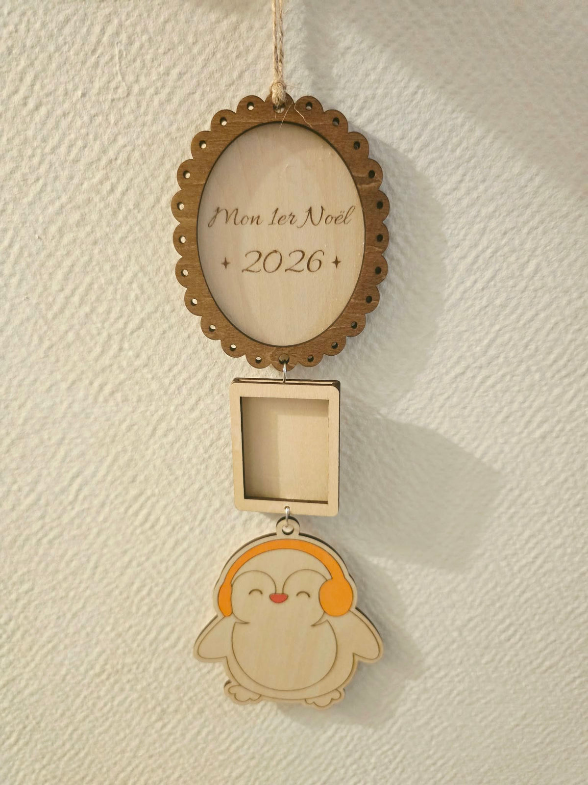 Suspension en bois Mon 1er Noël 2026, cadre photo et pingouin