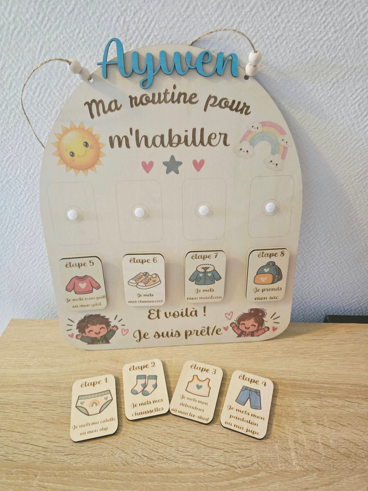 Tableau de routine d’habillage enfant avec quatre cartes détachées montrant les premières étapes